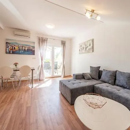 Luna Apartment *